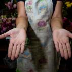 &quot;Las manos sufren mucho con este trabajo, pero soy un desastre a la hora de cuid&aacute;rmelas&quot;, confiesa Nadia, que a cada momento tiene que hidrat&aacute;rselas o rascar con una piedra p&oacute;mez, &quot;no s&oacute;lo sufren las ma...