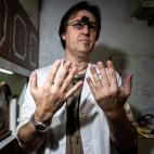 Fernando Guti&eacute;rrez trabaja en uno de los negocios de relojer&iacute;a m&aacute;s antiguos de la capital de Espa&ntilde;a, la Antigua Relojer&iacute;a. Tiene 48 a&ntilde;os, de los que 26 ha dedicado a la joyer&iacute;a. Hace dos a&ntilde;...