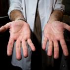 El trabajo de un relojero requiere de unas manos muy precisas para un trabajo muy minucioso.