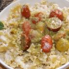 INGREDIENTES: 350 gramos de pasta seca, 150 gramos de tomates cherry, seis cucharadas de pesto, mantequilla, cinco bayas, sal marina, pimienta y queso parmesano rallado. Encuentra la receta completa en COOKPAD. Por Cuqui