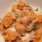 INGREDIENTES: 500 gramos de calabaza, 200 gramos de harina, sal, 40 gramos de manteca, 40 gramos de queso parmesano rallado, pimienta reci&eacute;n molda y hojas de tomillo (o de salvia). Encuentra la receta completa en COOKPAD. Por ...