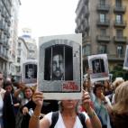 Manifestantes con carteles pidiendo la libertad de los políticos independentistas en prisión