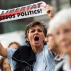 Una mujer con un cartel en el que pide libertad para los políticos presos