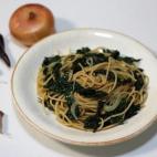 INGREDIENTES: dos manojos de kale o cualquier otra col, 100 gramos de pasta integral, una cebolla, seis dientes de ajo, aceite de oliva y guindilla. Encuentra la receta completa en COOKPAD. Por Veganamente