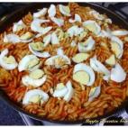 INGREDIENTES: un paquete de fusilli, cuatro huevos, una lata de tomate triturado, un brick peque&ntilde;o de tomate frito, 1/2 cebolla, dos o tres ajos, 1/2 pastilla de caldo, sal, az&uacute;car y cuatro cucharadas aceite de oliva...