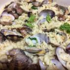 INGREDIENTES: 300 gramos de tornillos, 300 gramos de almejas, 150 mililitros de vino blanco, cuatro ajos, dos guindillas, perejil y parmesano. Encuentra la receta completa en COOKPAD. Por Adela