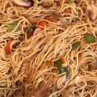 INGREDIENTES: un puerro, un pimiento rojo, una zanahoria, un pimiento verde, una pechuga de pollo, noodles y salsa de soja. Encuentra la receta completa en COOKPAD. Por Mar&iacute;a