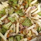 INGREDIENTES: un br&oacute;coli, una cebolla, 1 o 2 zanahorias, aceite de oliva, soja y macarrones. Encuentra la receta completa en COOKPAD. Por Con las manos en la masa