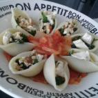 INGREDIENTES: una cebolla, un tomate, 1/2 pimiento rojo , queso brie, nueves, 1/2 paquete de espinaca y ocho conchiglioni. Encuentra la receta completa en COOKPAD. Por Nelacook