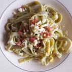 INGREDIENTES: seis o siete nidos de tallarines de espinacas, salsa tres quesos, huevo y lonchas de bacon. Encuentra la receta completa en COOKPAD. Por Laura Crespo