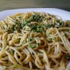 INGREDIENTES: r&uacute;cula, albahaca, zumo de lim&oacute;n, dos o tres dientes ajo, nueces taza, pasta y sal. Encuentra la receta completa en COOKPAD. Por La cocinera novata