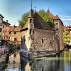 Uno de los lugares más fotografiados de Annecy es el Palacio de la isla, un edificio del siglo XII que sirvió de cárcel durante una temporada por su apropiada ubicación. A día de hoy es el Centro de la Interpretación de la Arquitectura de ...