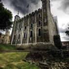 Uno de los edificios más famosos de Londres fue, hace mucho tiempo, una cárcel. Es la Torre de Londres, la cárcel de las personas de alto rango como la famosa Ana Bolena, la mujer de Enrique VIII y madre de Isabel I, que fue decapitada aquí....