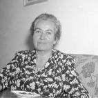 Nombre de nacimiento: Lucila de María del Perpetuo Socorro Godoy Alcayaga Fecha y lugar de nacimiento y muerte: Vicuña, Coquiño (Chile), 7 de abril de 1889 - Nueva York (EEUU), 10 de enero de 1957. Premio Nobel en: 1945 Obras cumbre: Desol...
