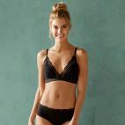 Una modelo posa con el nuevo sujetador de Lidl