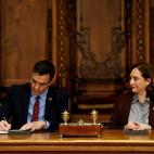 El presidente y la alcaldesa han rubricado un acuerda para recuperar la capitalidad cultural en Barcelona que en los últimos años se había visto mermada y que ahora ambas administraciones buscan recuperar a través de la inversión estatal. A...