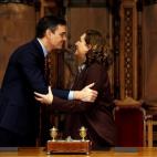 Colau le ha hecho entrega a Sánchez de dos libros: ‘Barcelonas’ de Manuel Vázquez Montalbán y ‘Innovación en vivienda asequible 2015-2018’, editado por el propio Ayuntamiento.