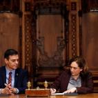 Colau ha recibido este viernes a las 9.25 al presidente del Gobierno, Pedro Sánchez, en el Ayuntamiento de Barcelona.