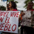 Un grupo de personas grita consignas mientas hace fila para firmar un libro de condolencias por la muerte del líder cubano Fidel Castro