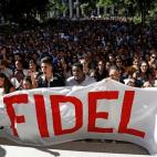 Cientos de cubanos despiden a Castro