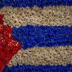 Una bandera de Cuba hecha con flores por la muerte del líder cubano Fidel Castro en la sede de la embajada de Cuba