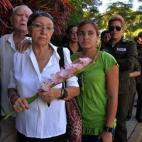 Un grupo de personas hacen fila para rendir tributo al exgobernante cubano Fidel Castro