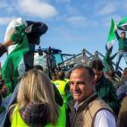 Muchos de los manifestantes han llegado en tractores que han dejado aparcados en las inmediaciones, ya que no tenían permiso para acceder con ellos a la vía, y algunos portan banderines de las organizaciones APAG Extremadura Asaja, UPA-UCE y COAG.