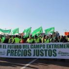 Los agricultores extremeños mantienen cortadas al tráfico dos de las principales vías de comunicación por carretera con esta comunidad, las autovías A-5 y A-66, según Delegación del Gobierno.