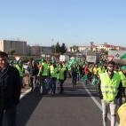 Decenas de agricultores extremeños cortan este martes el tráfico en la autovía A-66, a la altura de la localidad pacense de Almendralejo.