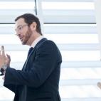 5c8a602c250000bd05811242