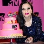 5c8b60f6240000f7054d53de