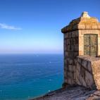 Alicante es una de esas ciudades españolas con una larga tradición carnavalesca, y es que son muchos los que acuden cada año a esta cita en esta ciudad mediterránea. El entorno, desde luego, es único: castillos con vistas al mar, una playa ...