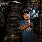 Mustaf&aacute;, de seis a&ntilde;os, trabaja con su padre en un taller del &aacute;rea industrial de Bagdad, Irak. La pobreza golpea a casi una cuarta parte de la poblaci&oacute;n y, en especial, a los ni&ntilde;os, haci&eacute;ndoles vulnerable...