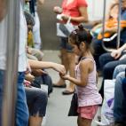 Kiara tiene cinco a&ntilde;os y desde los tres trabaja vendiendo horquillas para el pelo y otros objetos de poco valor en los ferrocarriles de Buenos Aires, Argentina. Ella y otros miembros de su familia se dedican a lo mismo. Hace alg&uacute;n ...