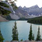 Ubicado en las Montañas Rocosas, este parque, al tener más de 6.000 kilómetros cuadrados, alberga una gran diversidad de terrenos, pasando de campos de hielo a densos boques. Sin duda, la zona más espectacular es la del lago Moraine con ese...