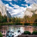 Ríos cristalinos, bosques de secuoyas gigantes, cascadas y saltos de agua, acantilados, coyotes… Uno de los parques más famosos de California alberga en su interior más de 3.000 kilómetros cuadrados de vida. Fue nombrado Patrimonio Mundi...