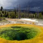 Uno de los parques de EEUU que más se conoce en las afueras del país es Yellowstone. Forma parte de los estados de Wyoming, Montana e Idaho y es el Parque Nacional más antiguo del mundo. De los sitios más espectaculares del parque hay que d...