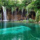 Este es uno de los parques más conocidos de todo el país, y no haca falta indagar mucho para saber por qué es tan especial: 30.000 hectáreas donde se esconce 16 lagos de color turquesa. Bañarse aquí es como estar en el paraíso, ¿o no? V...