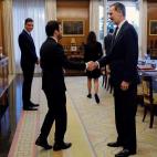 El rey Felipe VI recibe al ministro de Consumo, Alberto Garzón (i), a su llegada al Palacio de la Zarzuela.