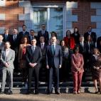 El rey Felipe VI (c) junto con el presidente del Gobierno, Pedro Sánchez (3i) y sus ministros posan para la foto de familia del Consejo de Ministros.