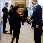 El rey Felipe VI recibe a la ministra de Educación, Isabel Celáa (i), a su llegada al Palacio de la Zarzuela.