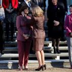 La vicepresidenta del gobierno, Carmen Calvo (c-i) junto con la vicepresidenta de Asuntos Económicos y Transformación Digital, Nadia Calviño (c-d) durante la foto de familia del Consejo de Ministros.