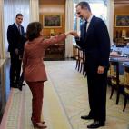 El rey Felipe VI recibe a la vicepresidenta primera del Gobierno, Carmen Calvo (i).