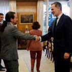 El rey Felipe VI recibe al vicepresidente presidente segundo del Gobierno, Pablo Iglesias (i), a su llegada al Palacio de la Zarzuela.