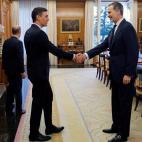 El rey Felipe VI recibe al presidente del Gobierno, Pedro Sánchez, a su llegada al Palacio de la Zarzuela donde este martes se celebra el Consejo de Ministros que va a tener un carácter informativo y al que seguirá otro ordinario, ya sin el m...