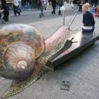 Aquí puedes ver más obras de Julian Beever y de sus trucos de este proceso llamado "anamorfosis".