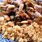 Se trata de un delicioso plato t&iacute;pico del S&aacute;hara, en el que el pollo va acompa&ntilde;ado de cusc&uacute;s con berenjena, calabac&iacute;n, nabo y almendras. Consulta la receta completa en CookPad.