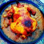 Para un resultado &oacute;ptimo hay dejar macerar una noche el pollo con perejil, cilantro, cebolla, ajo, pimienta, jengibre y azafr&aacute;n. Lee la receta al completo aqu&iacute;.