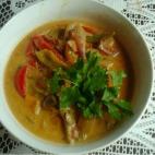 Para esta receta hacen falta pimietos morrones, ajos, limones, tomates y, c&oacute;mo no, latas de leche de queso para la cremosa salsa. Consulta los pasos en CookPad.