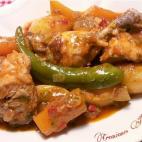 Una receta picante y ex&oacute;tica con patatas, zanahorias, nabo, tomates, cebolla, pimientos y otros nueve ingredientes.